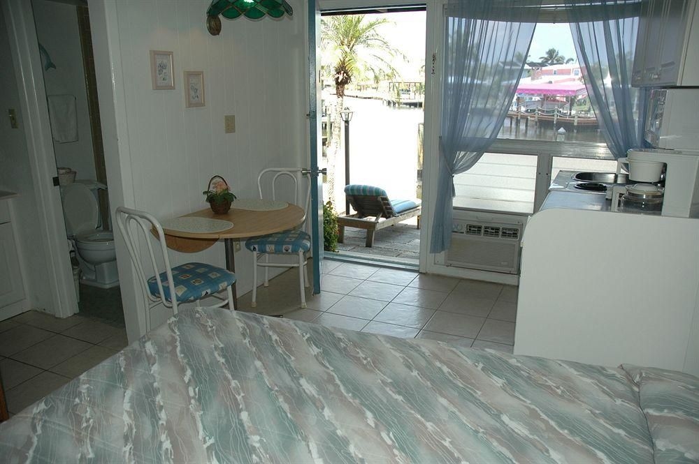 Dolphin Inn Resort2