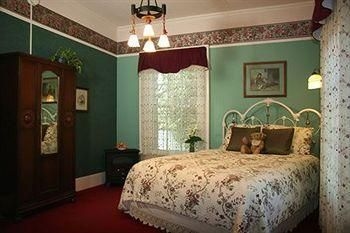 Olallieberry Inn B&B0