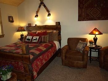 Whispering Pines Inn2