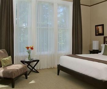 The White House Inn4