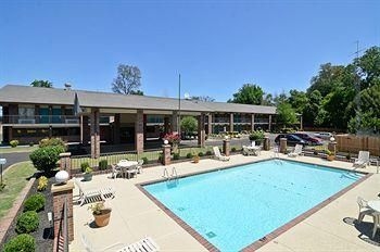 Travelers Inn and Suites Memphis1