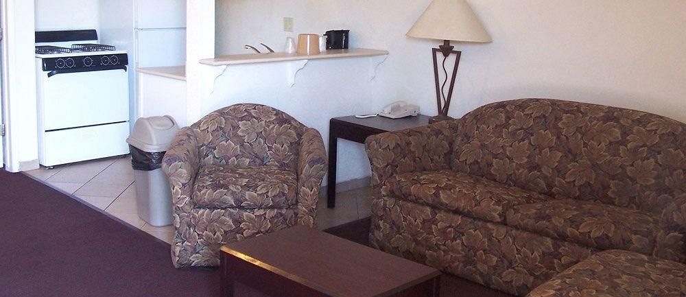 AMERICAN INN SUITES4