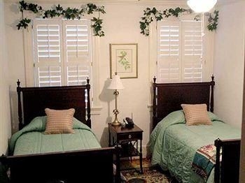 Fuquay Mineral Spring Inn & Garden0