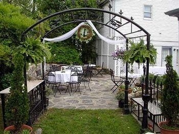 Fuquay Mineral Spring Inn & Garden3