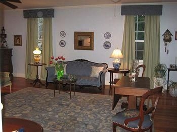 Magnolia Cottage Bed and Breakfast3