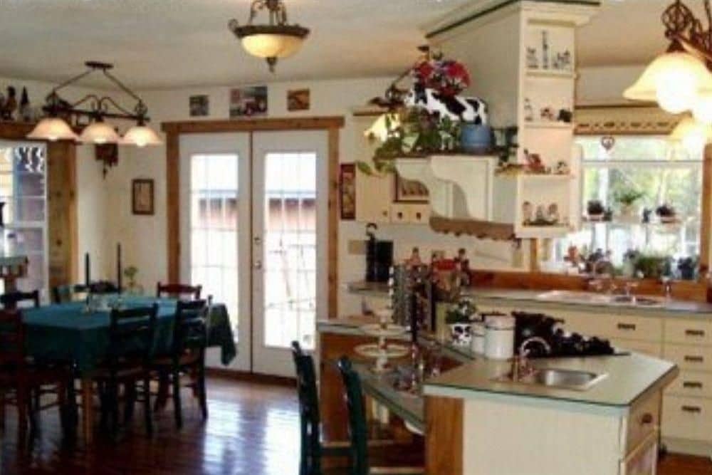 BLONDE BEAR BED AND BREAKFAST BLONDE BEAR BED AND BREAKFAST