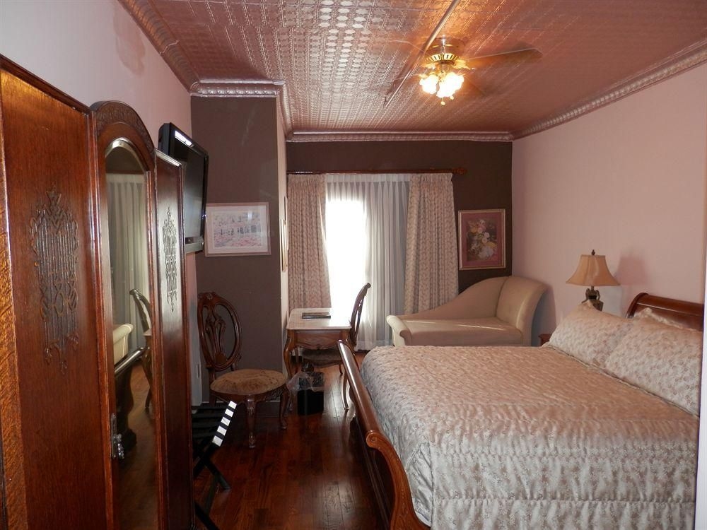 GasLight Inn2