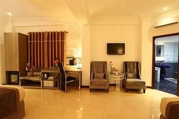 Boss Hotel 30