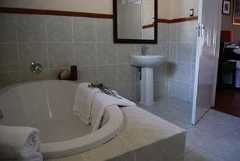 Flamboyant Guest Lodge3