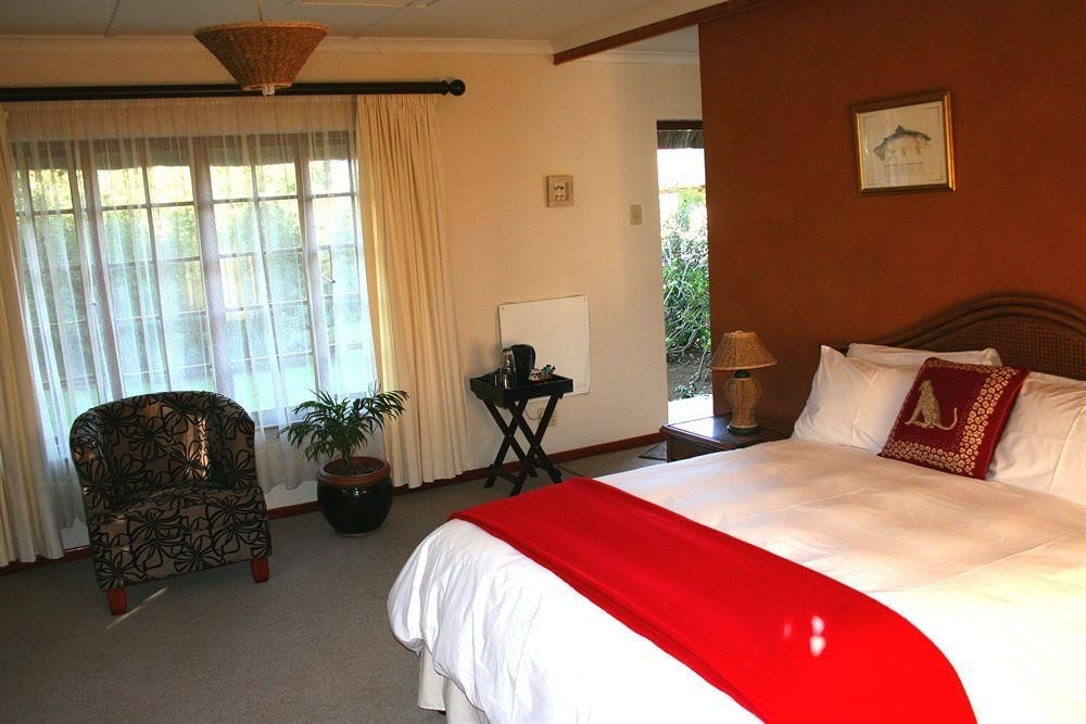 Thatchings Guest House2