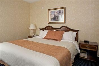 Monte Carlo Inn Airport Suites2