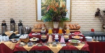 Leon de Oro Inn & Suites0