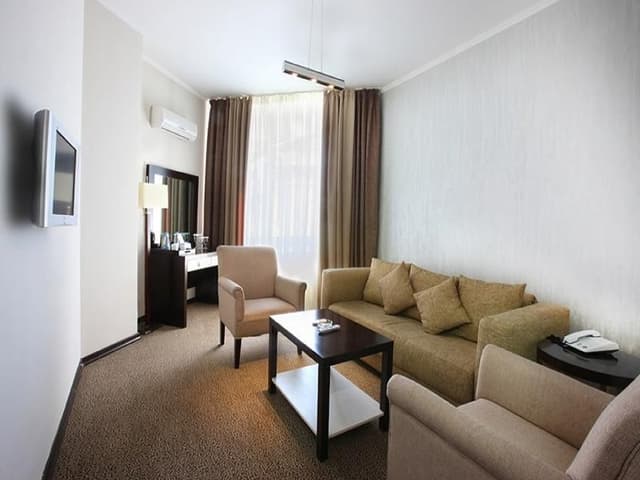 SUITE QUEEN SIZE BED