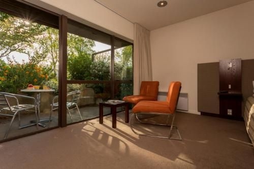 การ์เด้นคอร์ทสวีทแอนด์อพาร์ทเม้น (Garden Court Suites & Apartments)3