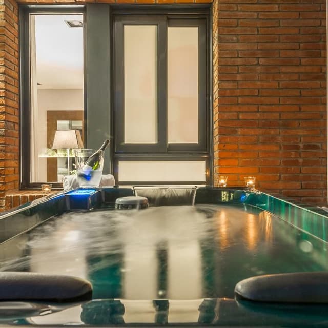 DOUBLE WITH JACUZZI