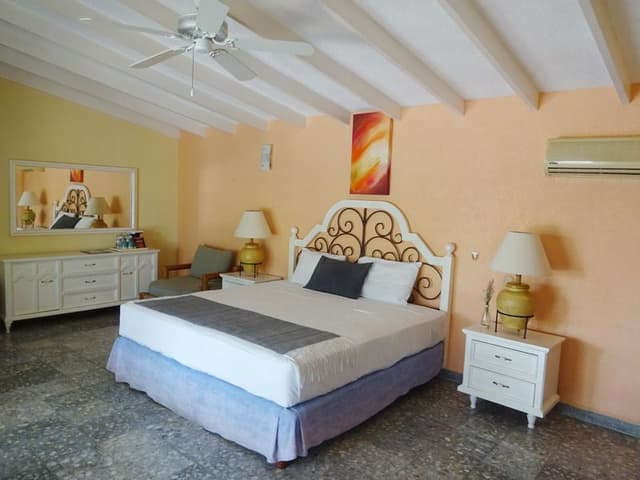 VILLA KING SIZE BED