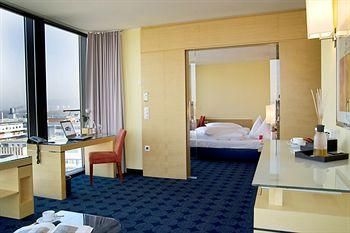 Ramada Plaza Basel0
