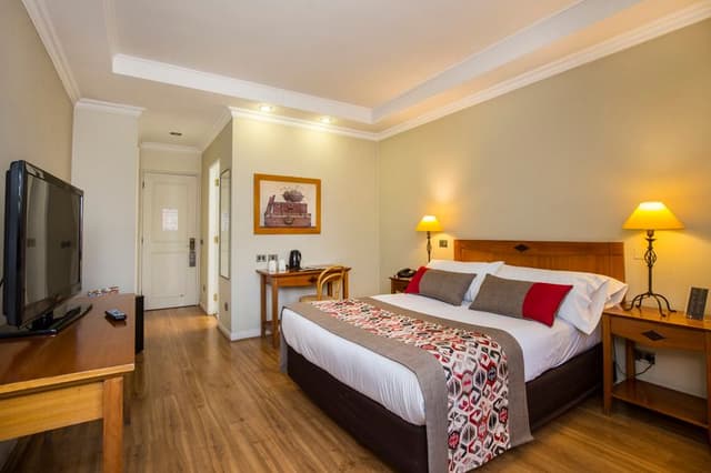 DOUBLE WITH DOUBLE BED