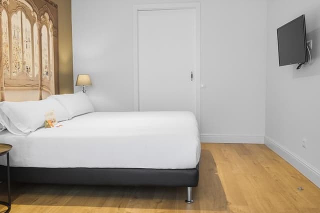 DOUBLE WITH DOUBLE BED