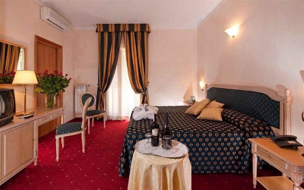 Waldorf Hotel2