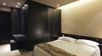 Straf Hotel2