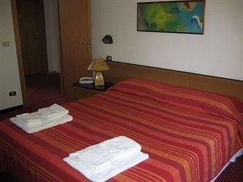 Niagara Hotel3