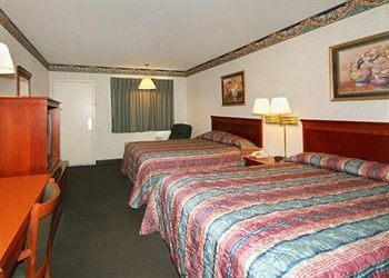 Econo Lodge3