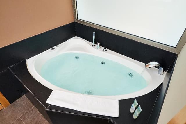 SUITE CAPACITY 2