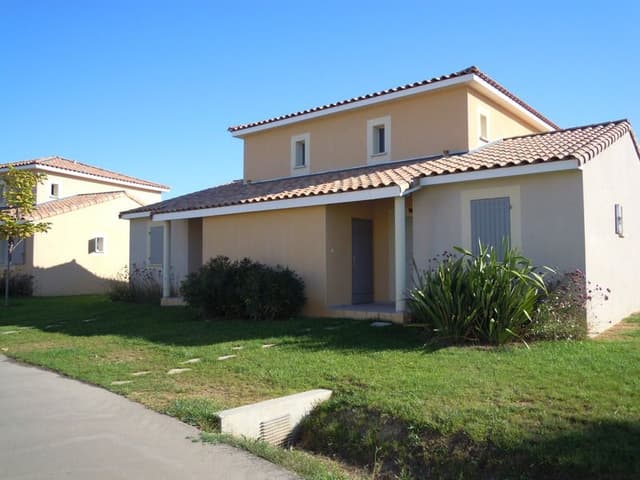 HOUSE CAPACITY 8