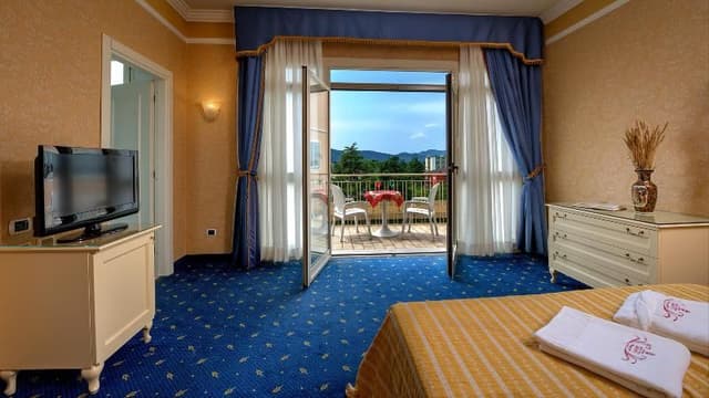 Double or Twin CLASSIC WITH BALCONY