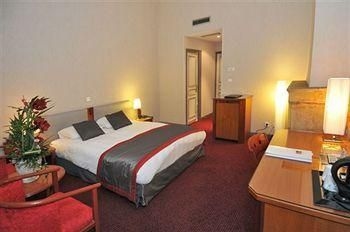 Le Phenix Hotel0