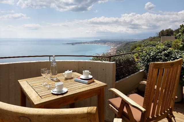 TWIN WITH TERRACE