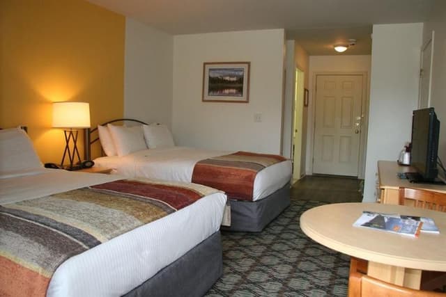 DOUBLE TWO QUEEN BEDS