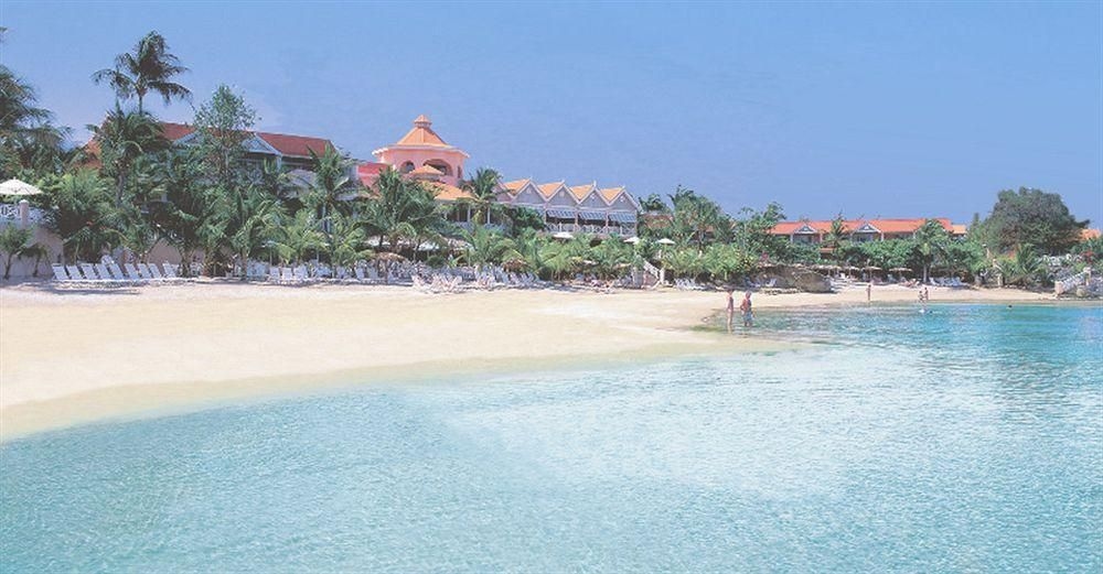 Coco Reef Resort and Spa0
