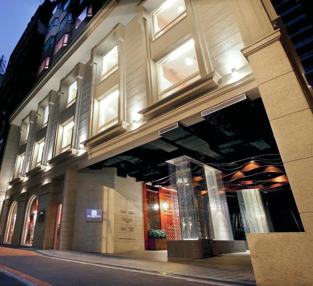 เดอลุกซ์ แมเนอร์ (The Luxe Manor)0