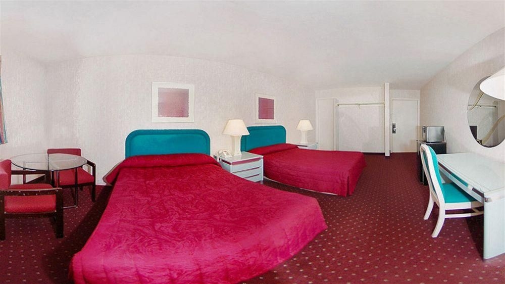 Rodeway Inn Parkway1