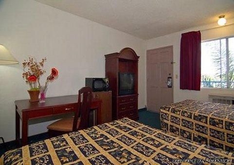 Rodeway Inn Maingate3