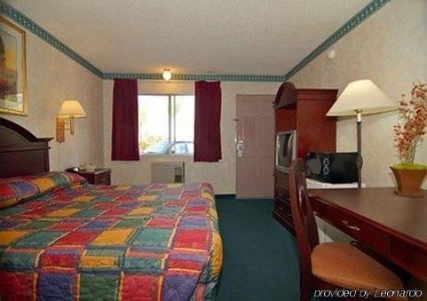 Rodeway Inn Maingate2