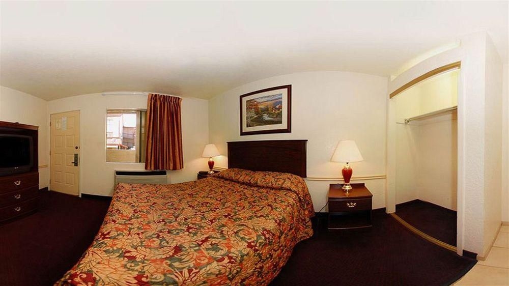 Suburban Extended Stay Dallas Zoo3