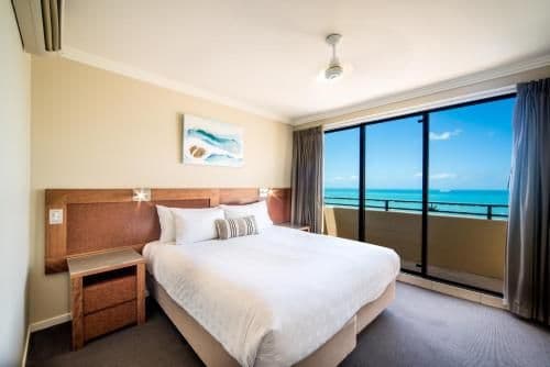 Deluxe One-Bedroom Sea View Apartment with Hot Tub