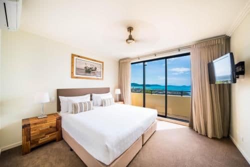 Deluxe Two-Bedroom Sea View Apartment with Hot Tub