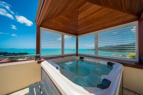 Deluxe One-Bedroom Sea View Apartment with Hot Tub