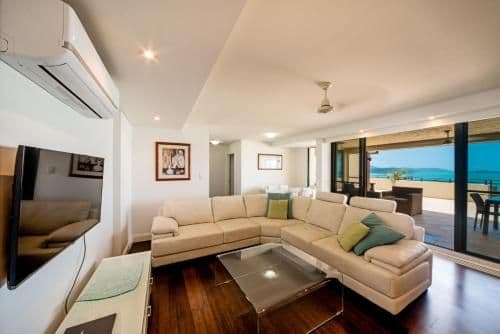 Deluxe One-Bedroom Sea View Apartment with Hot Tub