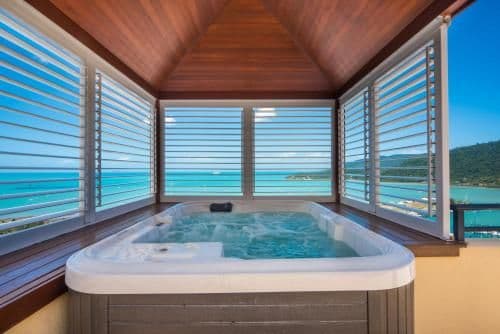 Deluxe Two-Bedroom Sea View Apartment with Hot Tub