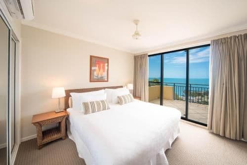 Deluxe One-Bedroom Sea View Apartment with Hot Tub
