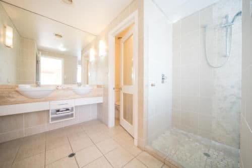 Deluxe One-Bedroom Sea View Apartment with Hot Tub