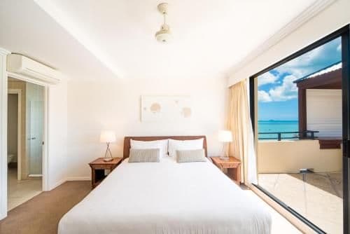 Deluxe One-Bedroom Sea View Apartment with Hot Tub