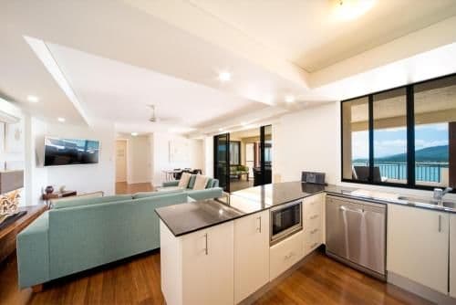Deluxe One-Bedroom Sea View Apartment with Hot Tub