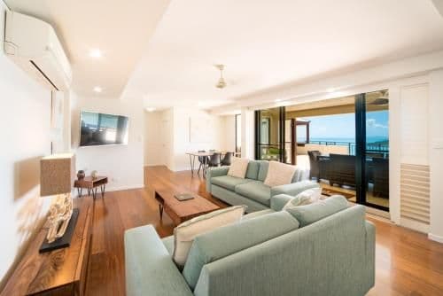 Deluxe One-Bedroom Sea View Apartment with Hot Tub
