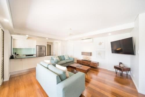 Deluxe One-Bedroom Sea View Apartment with Hot Tub